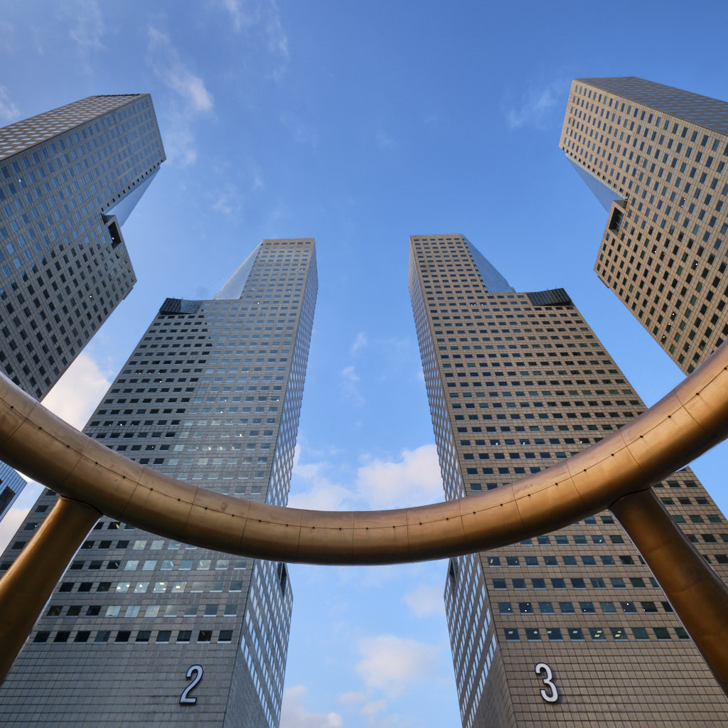 Die Fountain of Wealth mit den umliegenden Suntec Towers im Geschäftszentrum von Suntec City. Der Brunnen galt zeitweise als der größte Springbrunnen der Welt und symbolisiert nach Feng-Shui-Prinzipien Harmonie und Reichtum.