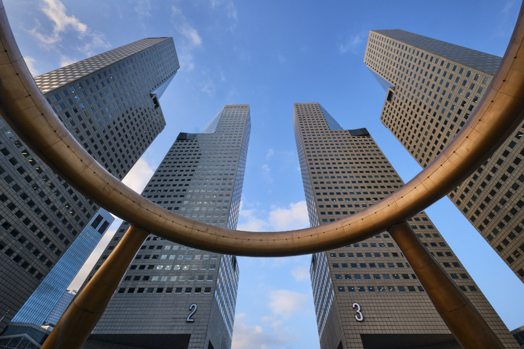 Die Fountain of Wealth mit den Suntec Towers im Geschäftszentrum von Suntec City. Der Brunnen galt zeitweise als der größte Springbrunnen der Welt und symbolisiert nach Feng-Shui-Prinzipien Harmonie und Reichtum.