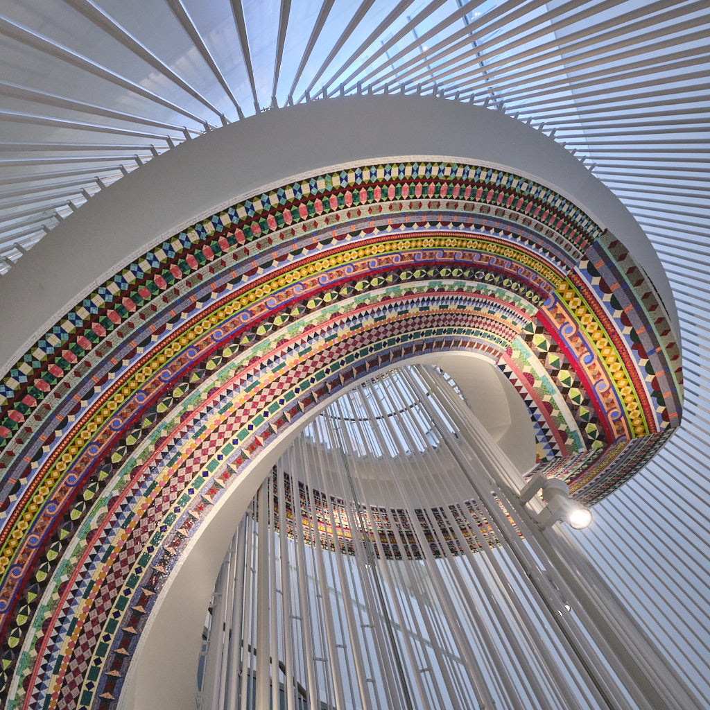 Farbenfrohes Treppenhaus mit Mosaikornamenten in der Universitätsklinik von Kopenhagen