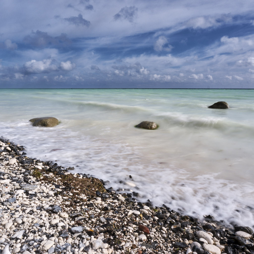 Ostseewellen am Strand von Møns Klint auf der Insel Møn