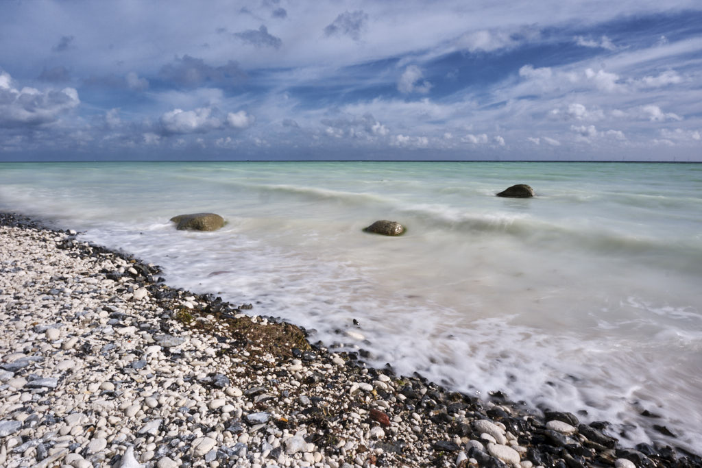 Ostseewellen am Strand von Møns Klint auf der Insel Møn