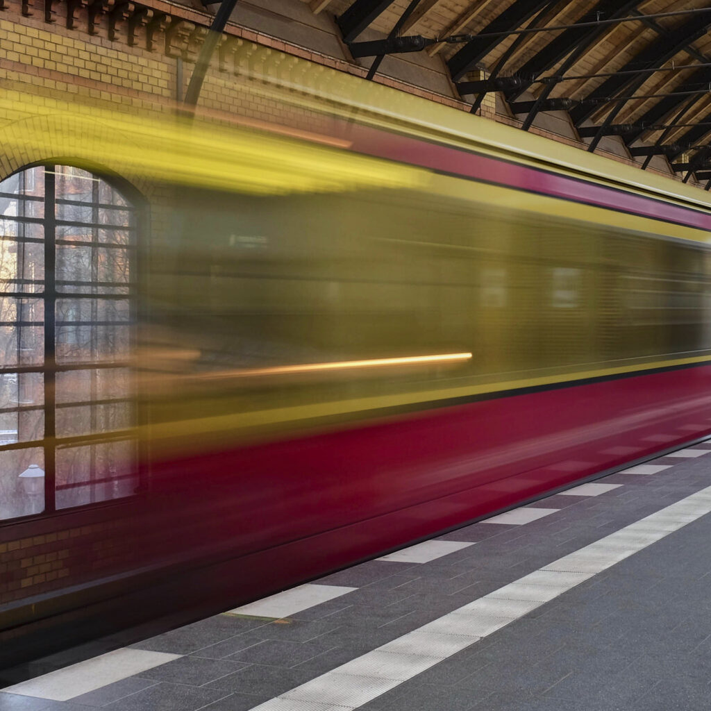 Rot-gelbe S-Bahn bei Einfahrt in einen Berliner S-Bahnhof