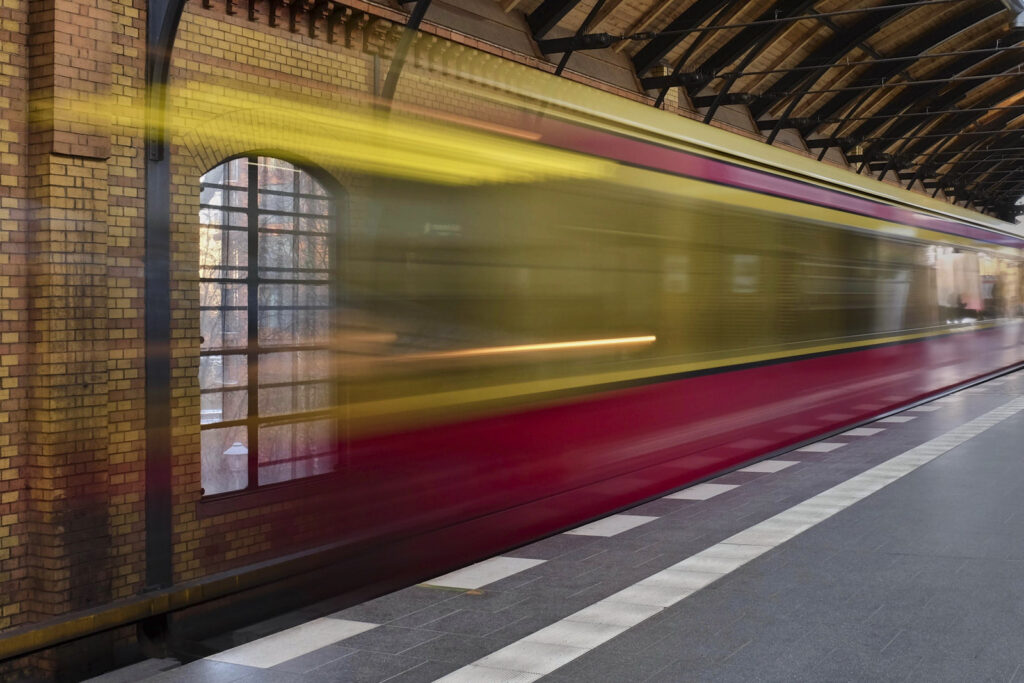 Rot-gelbe S-Bahn bei Einfahrt in einen Berliner S-Bahnhof