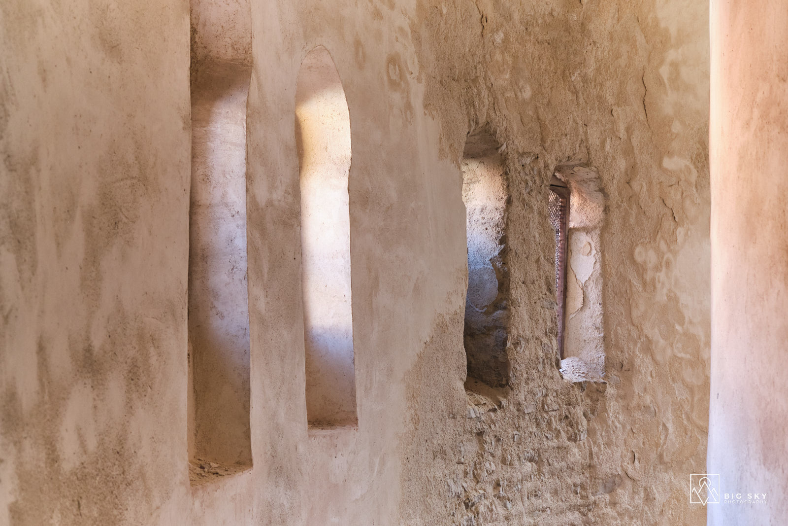 Kleine Fenster in einer Wand im Dom St. Donatus in Zadar