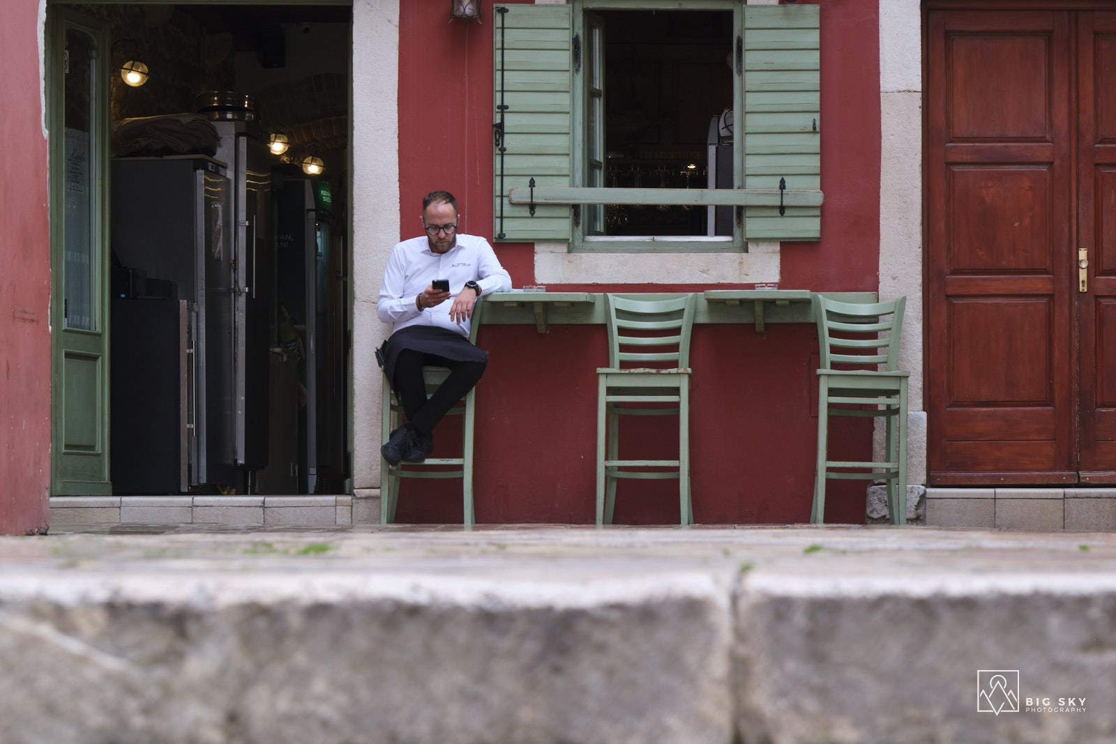 Ein Wirt wartet vor seinem Restaurant auf Gäste