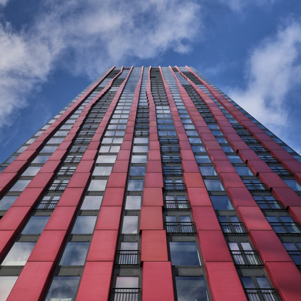 Rotes Hochhaus am Shepmakershavn in Rotterdam