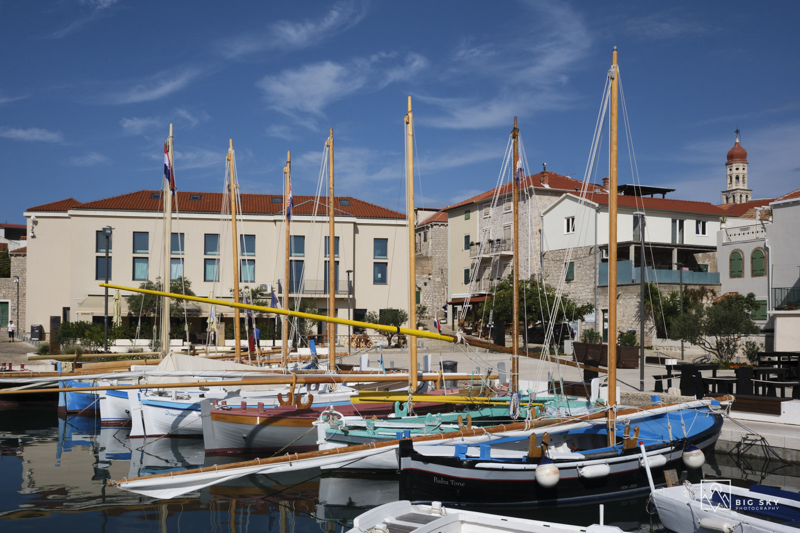 Bunte Fischerboote in Betina auf der Insel Murter in Dalmatien