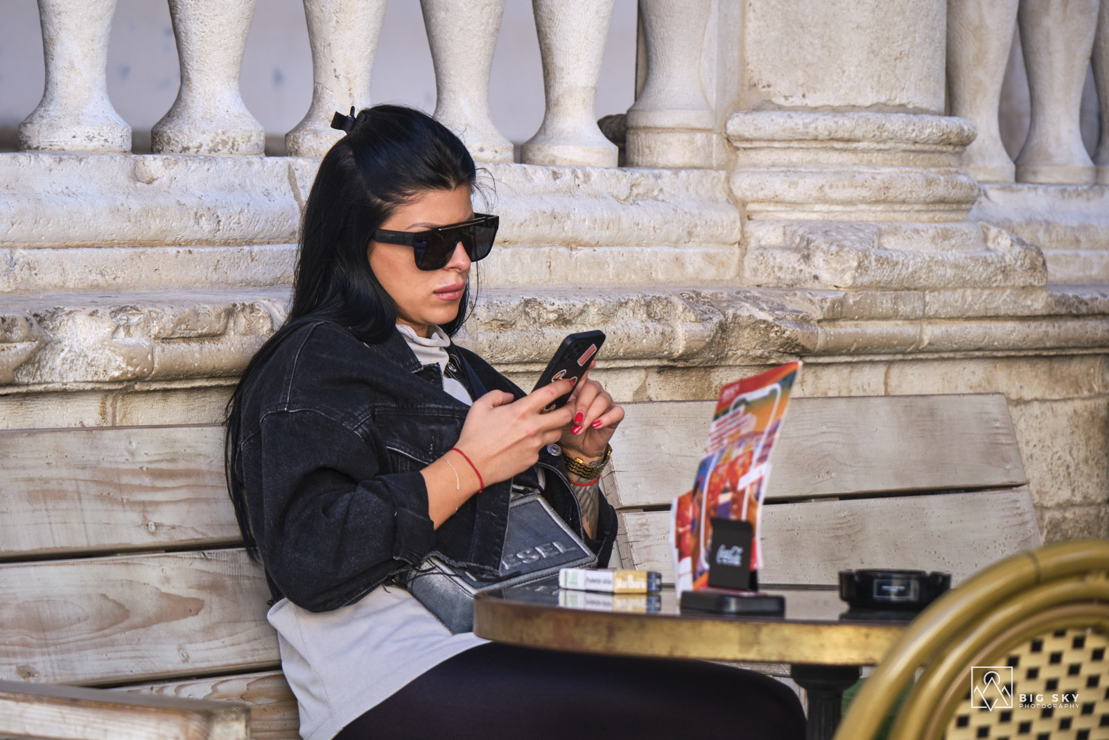 Online in einem Café in Trogir