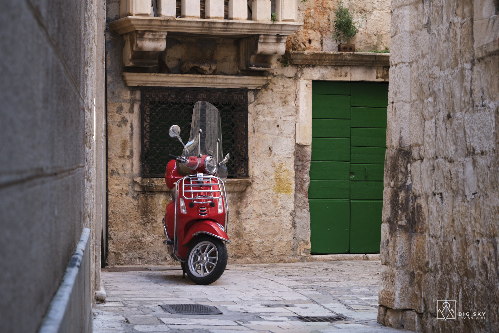 Eine Vespa warten in Trogir auf eine sonntägliche Spritztour mit ihrem Besitzer