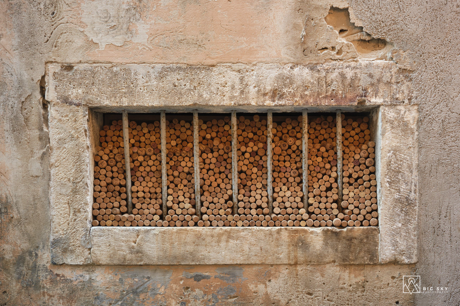 Weinkorken füllen ein vergittertes Fenster in der Altstadt von Trogir