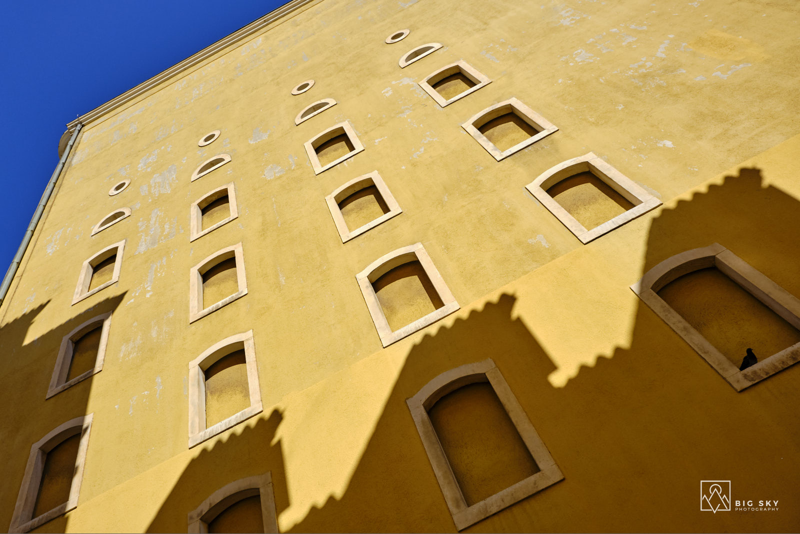 Licht- und Schattenspiel an einer gelben Hausfassade in Splits Innenstadt