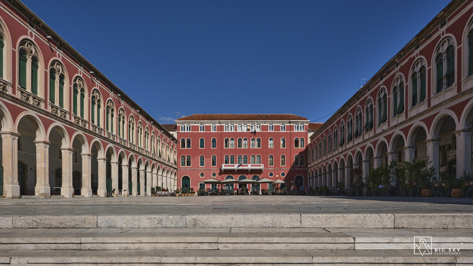 Der Platz der Republik ist ein moderner Platz im venezianischen Stil, der Mitte des 19. Jahrhunderts errichtet wurde