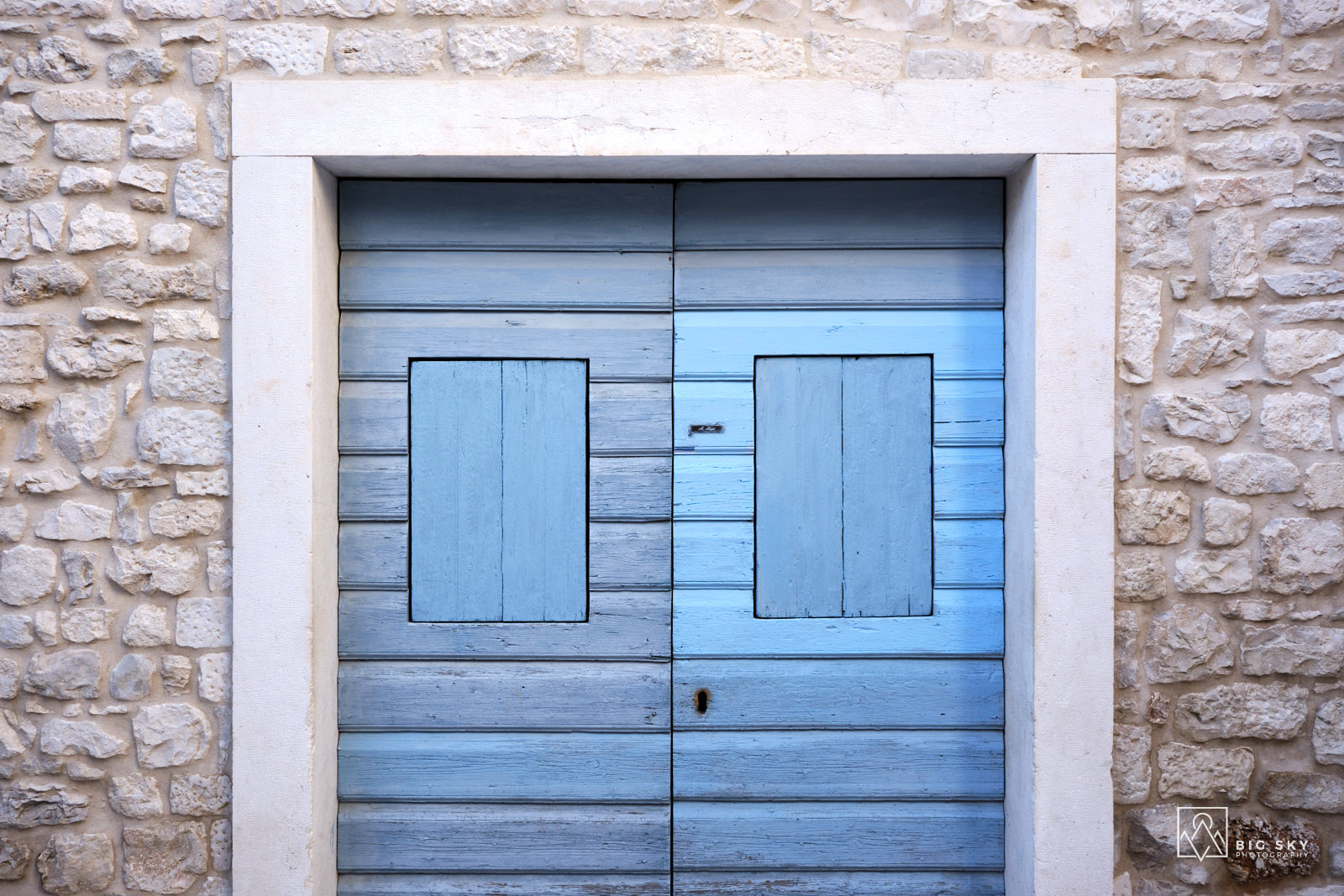 Blaue Tür im Städtchen Trogir