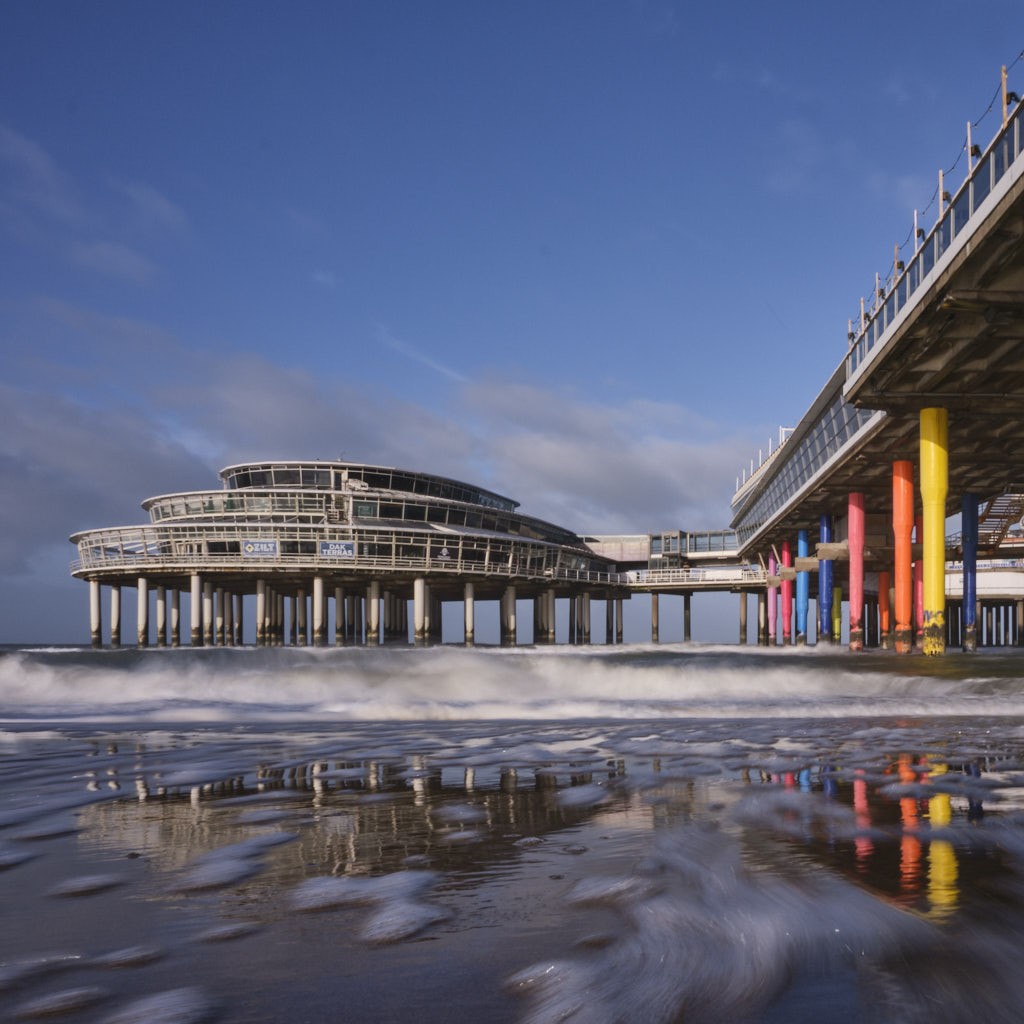 Pier mit bunten Säulen in Scheveningen