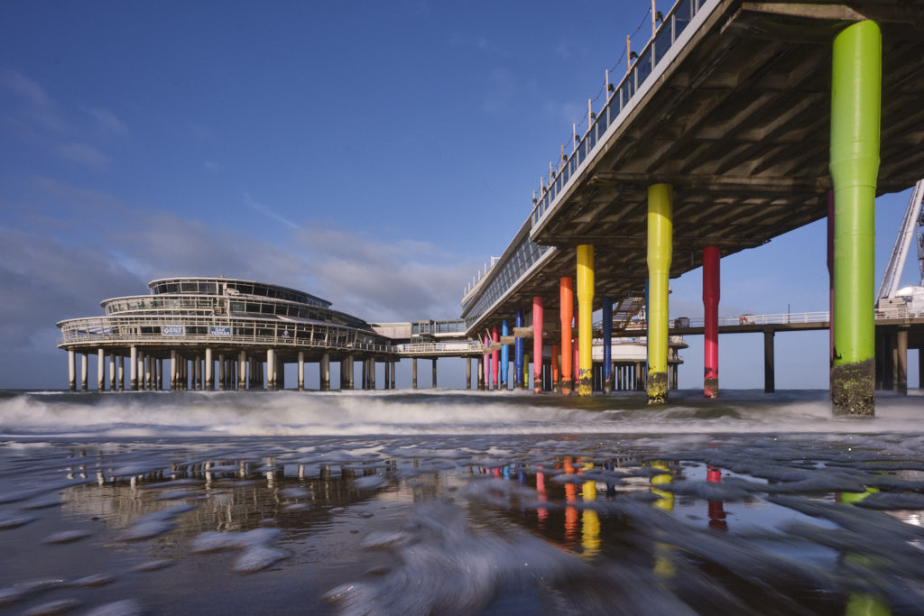 Pier mit bunten Säulen in Scheveningen