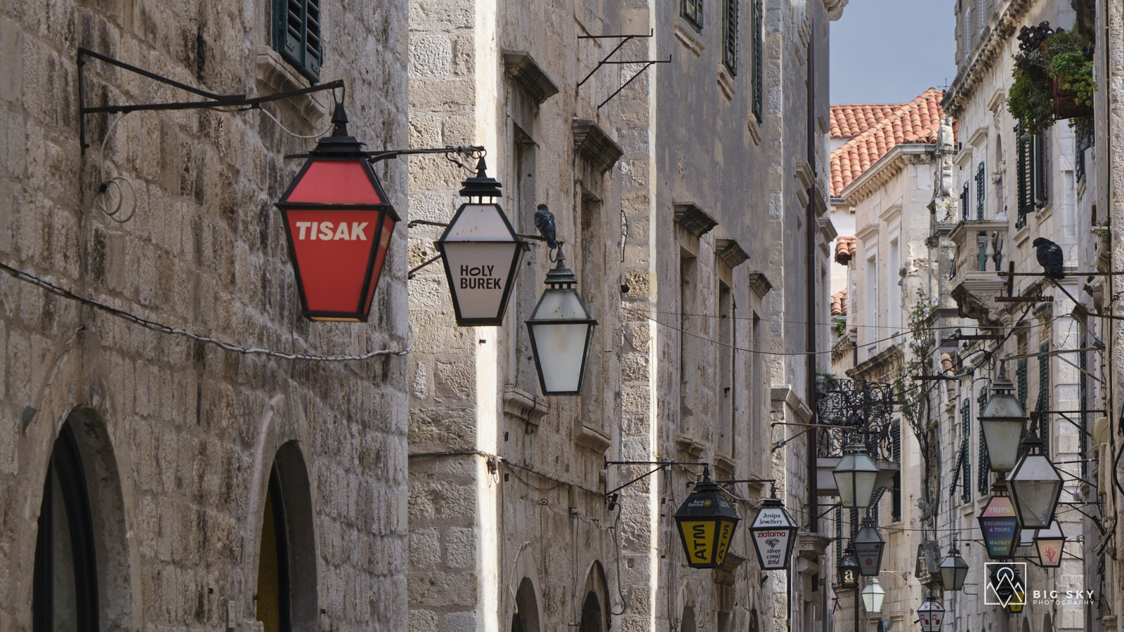 Laternen in einer Altstadtgasse von Dubrovnik