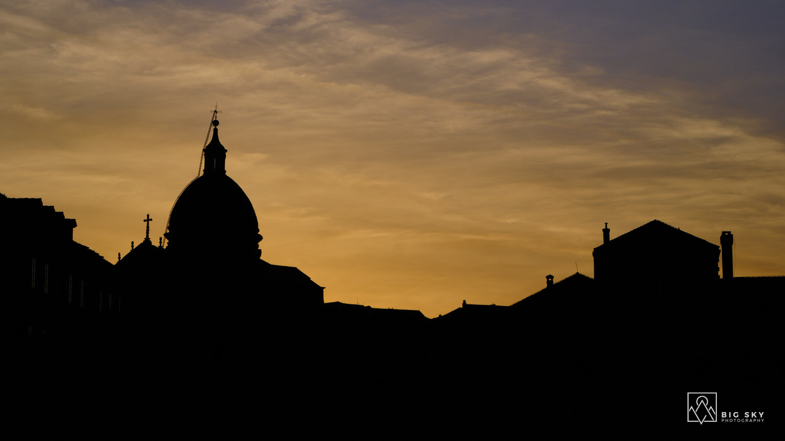 Silhouette des Doms von Dubrovnik in der Abenddämmerung