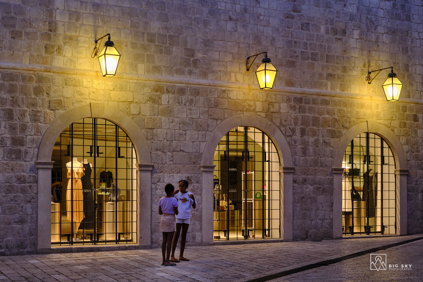 Mädchen am Abend in den mittelalterlichen Straßen von Dubrovnik