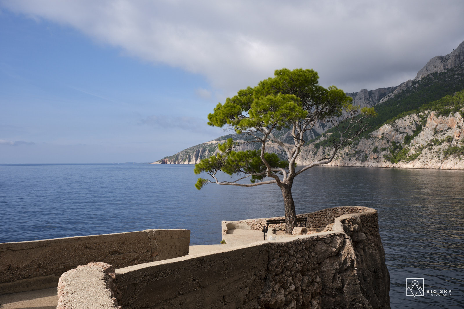 Hafenmauer in Sveta Nedjelja auf der Insel Hvar
