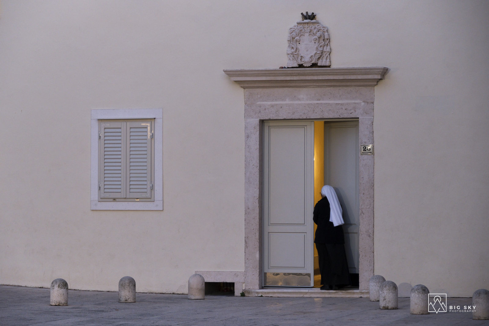 Nonne in Hvar auf dem Weg zum Abendgebet