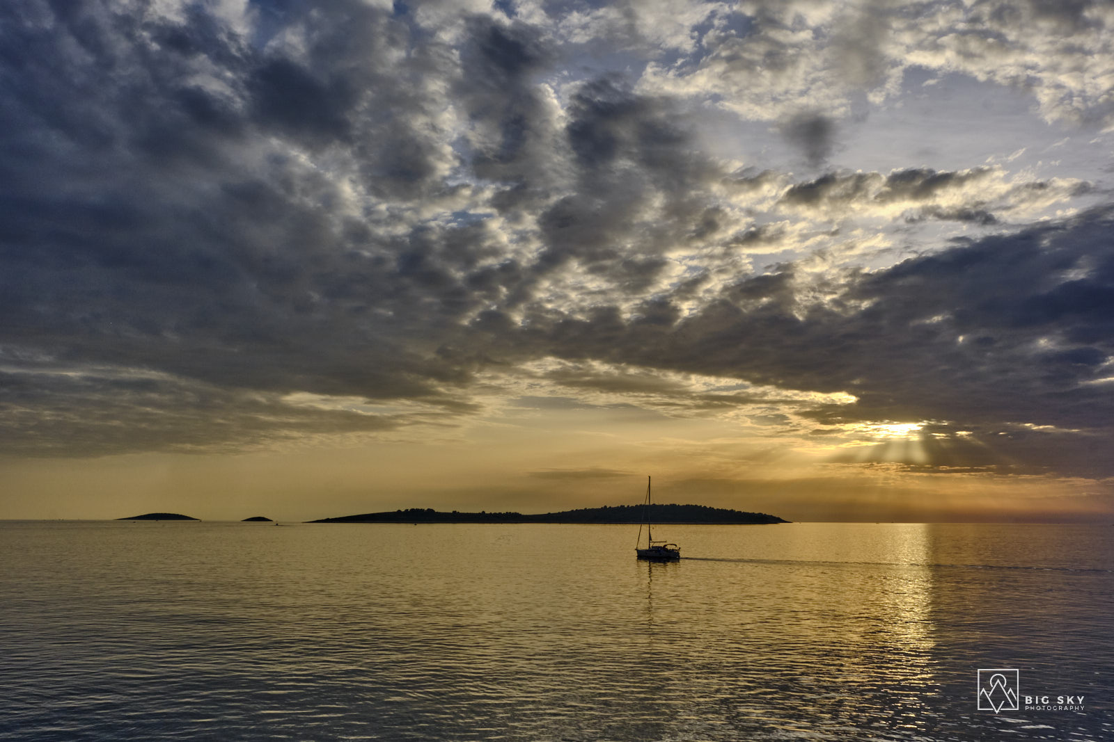 Sonnenuntergang über dem Meer vor Primošten