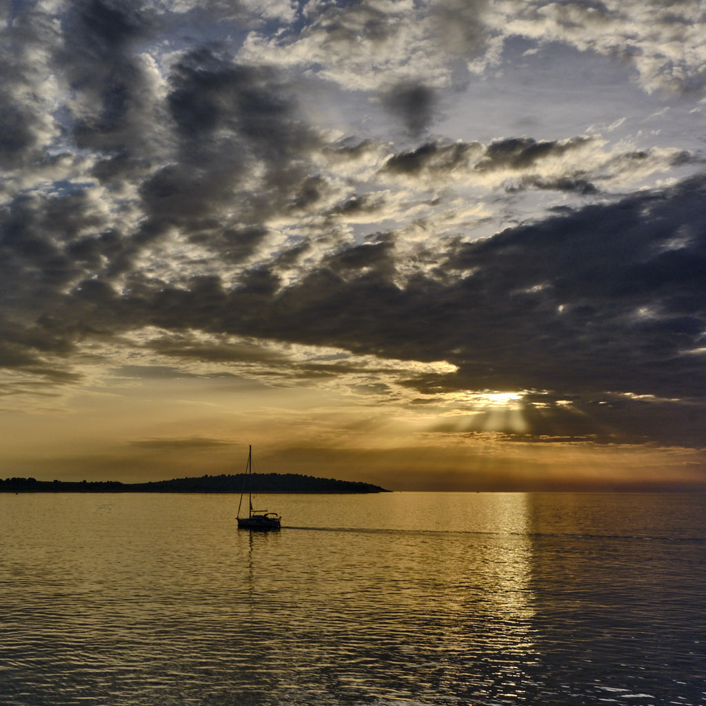 Sonnenuntergang in Primosten mit Segelboot