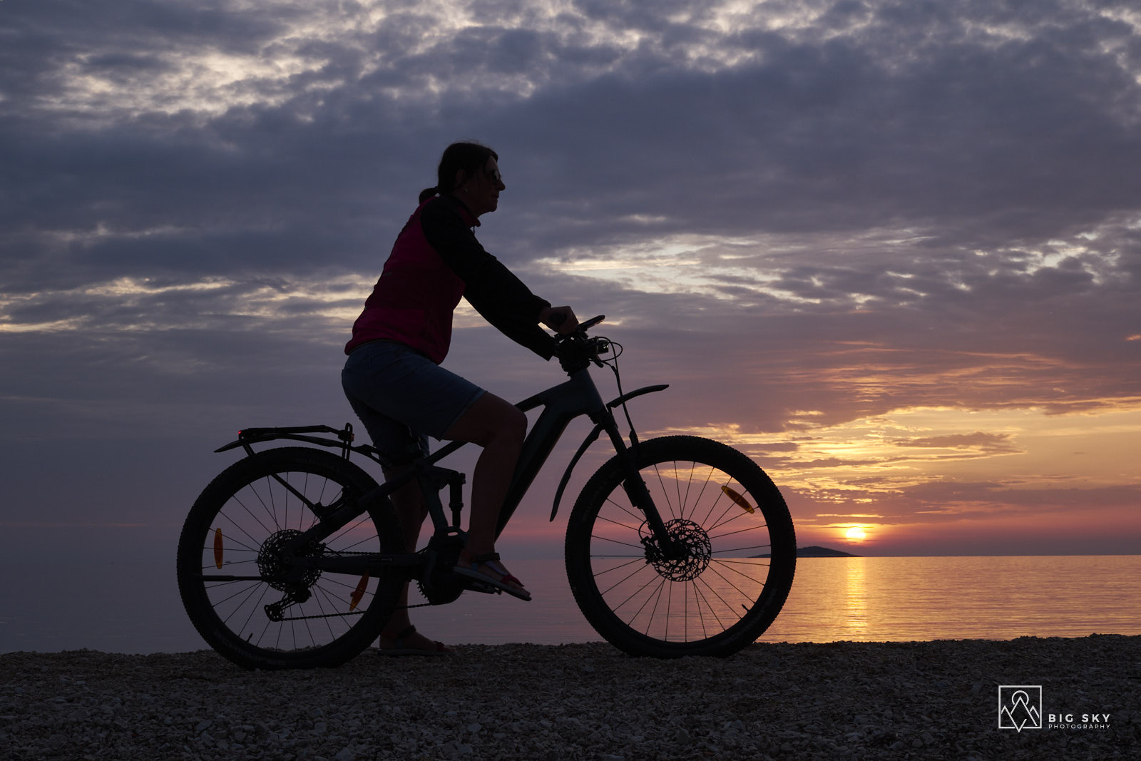 Radlerin im Abendlicht in Primošten