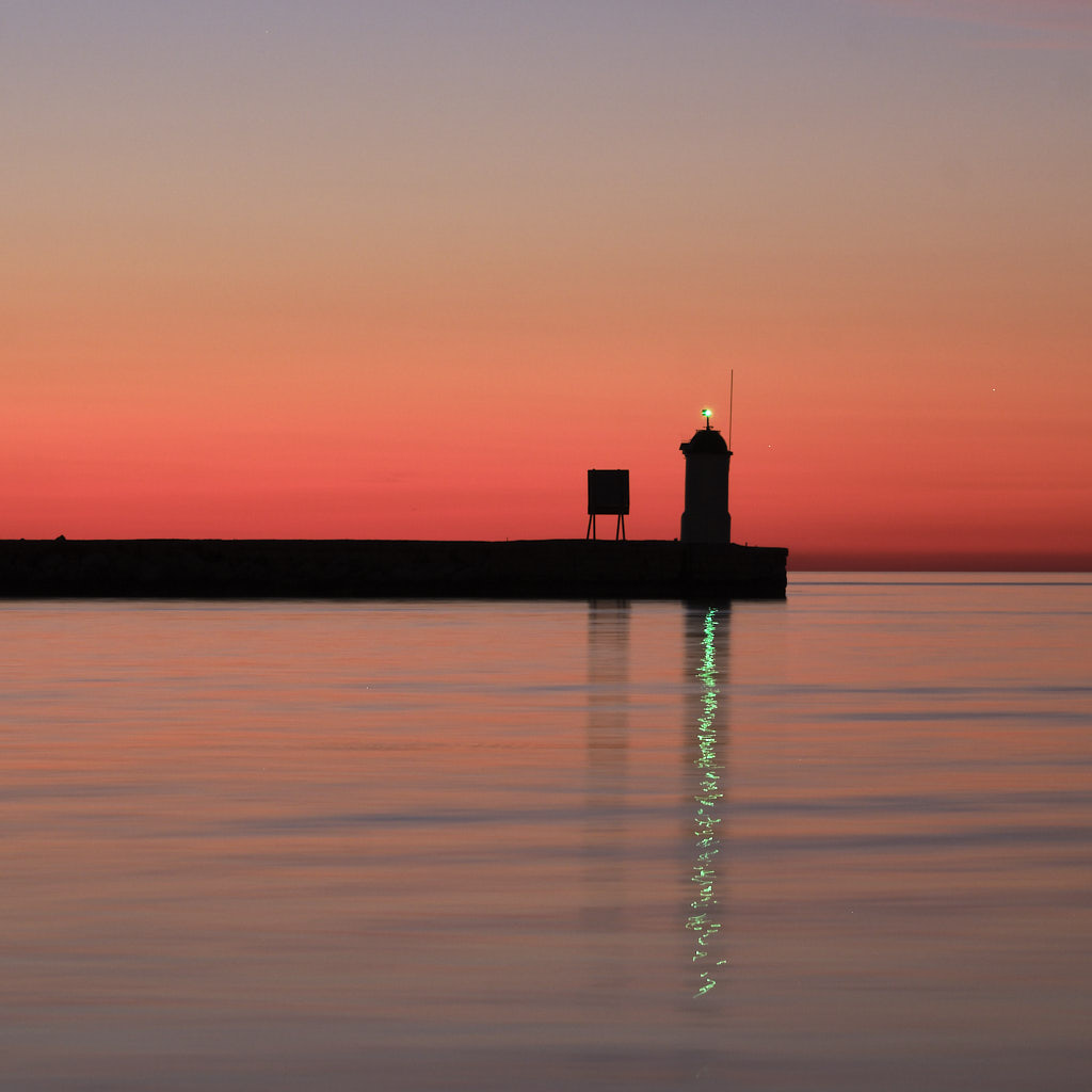 Sonnenuntergang am Leuchtturm in der Hafeneinfahrt von Poreč