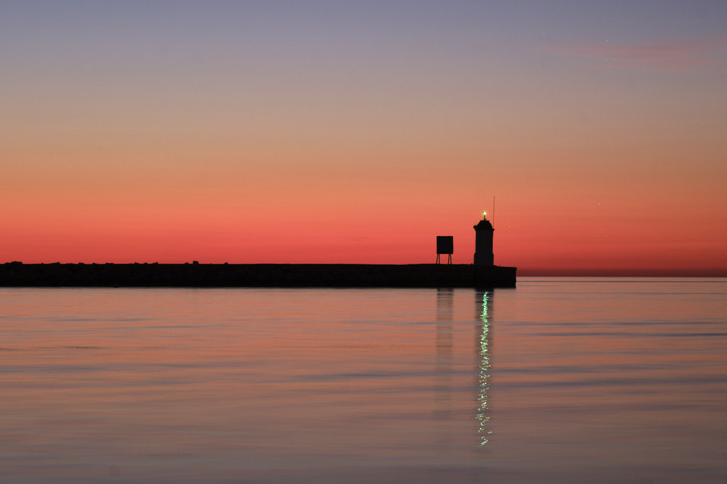 Sonnenuntergang am Leuchtturm in der Hafeneinfahrt von Poreč