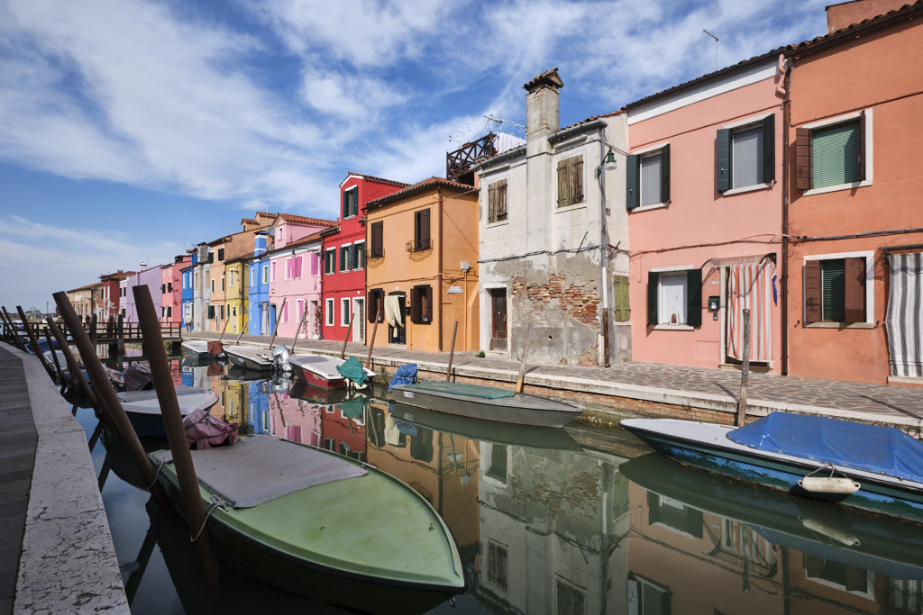 Bunte Häuserzeile an einem Kanal in Burano