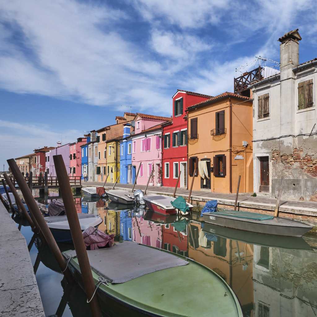 Bunte Häuserzeile an einem Kanal in Burano