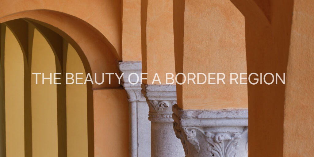 Bunte Arkaden in dem Castello von Gorizia. Das italienische Gorizia ist zusammen mit der slowenischen Nachbarstadt Nova Gorica die erste grenzüberschreitende Kulturhauptstadt Europas.