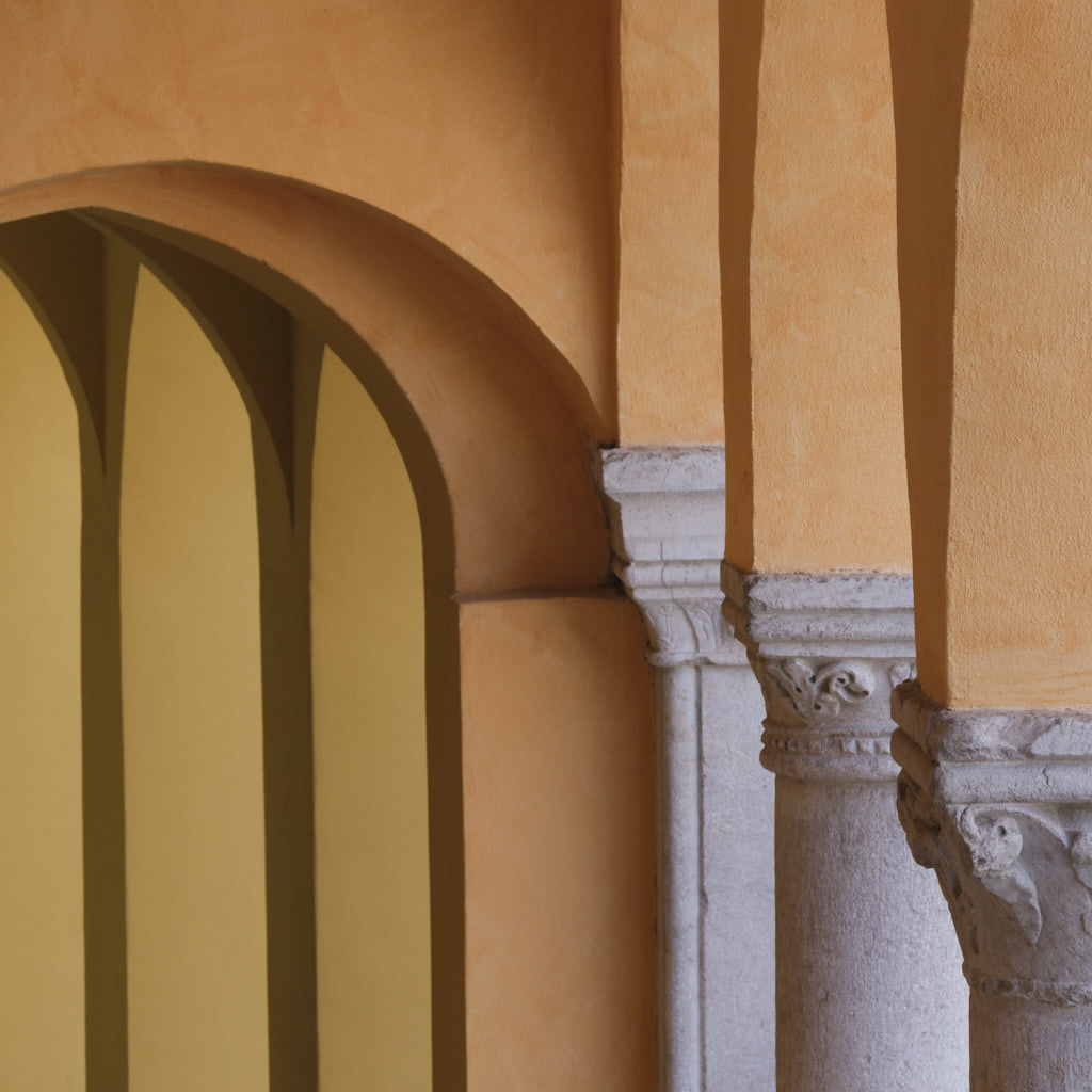 Bunte Arkaden in dem Castello von Gorizia. Das italienische Gorizia ist zusammen mit der slowenischen Nachbarstadt Nova Gorica die erste grenzüberschreitende Kulturhauptstadt Europas.