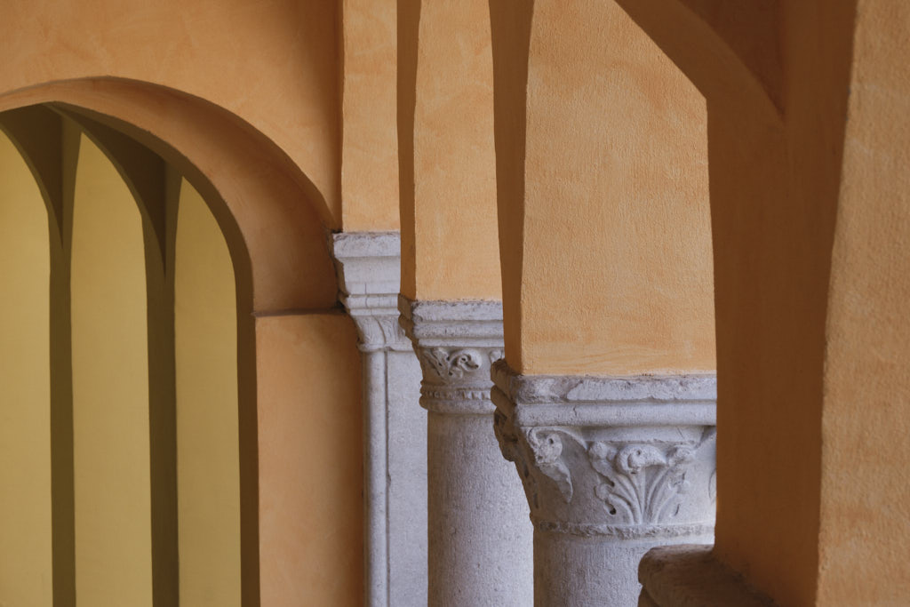 Bunte Arkaden in dem Castello von Gorizia. Das italienische Gorizia ist zusammen mit der slowenischen Nachbarstadt Nova Gorica die erste grenzüberschreitende Kulturhauptstadt Europas.