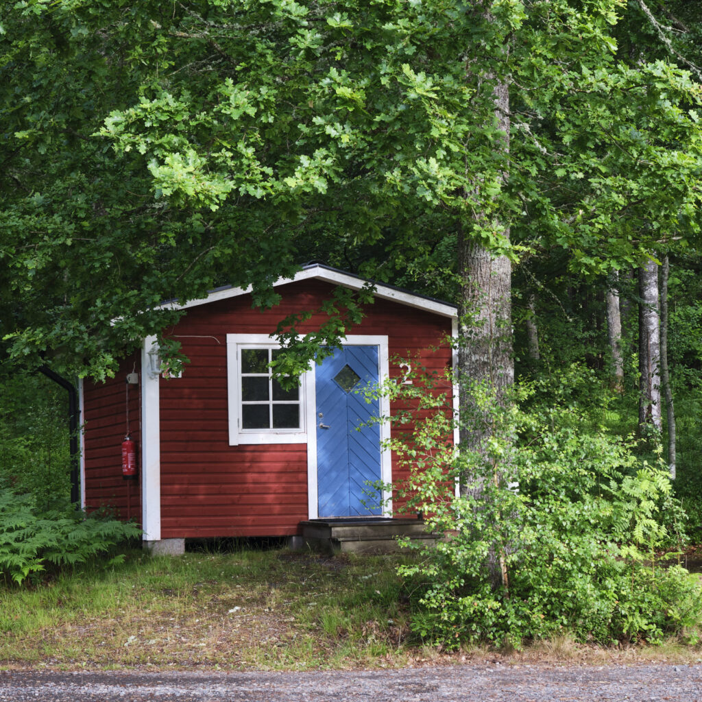 Kleines Schwedenhäuschen am Campingplatz von Urshult