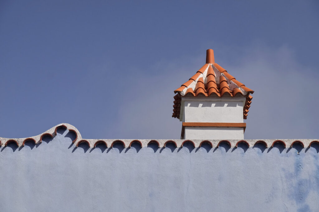 Blaue Mauer mit rot gedecktem Kamin in Erjos auf Teneriffa