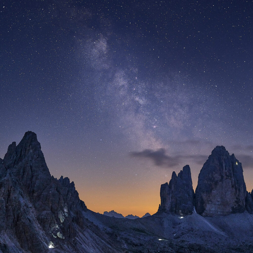 Milchstraße über dem Paternkofel und den Drei Zinnen in den Dolomiten