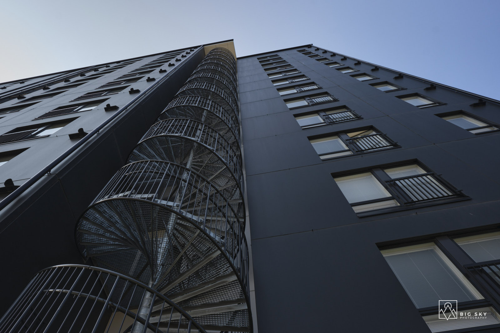 Fassade eines Hochhauses mit Feuertreppe in Oulu