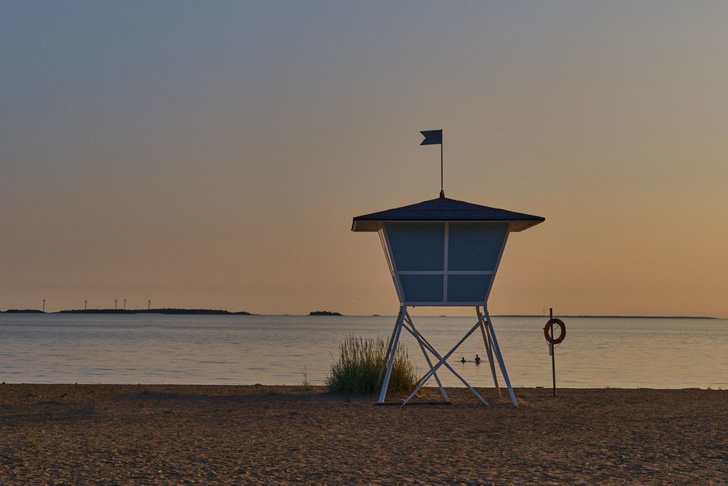 Baywatch-Station am Strand in Oulu im Abendlicht