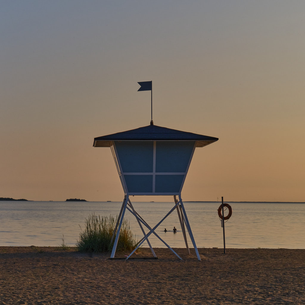 Baywatch-Station am Strand in Oulu im Abendlicht
