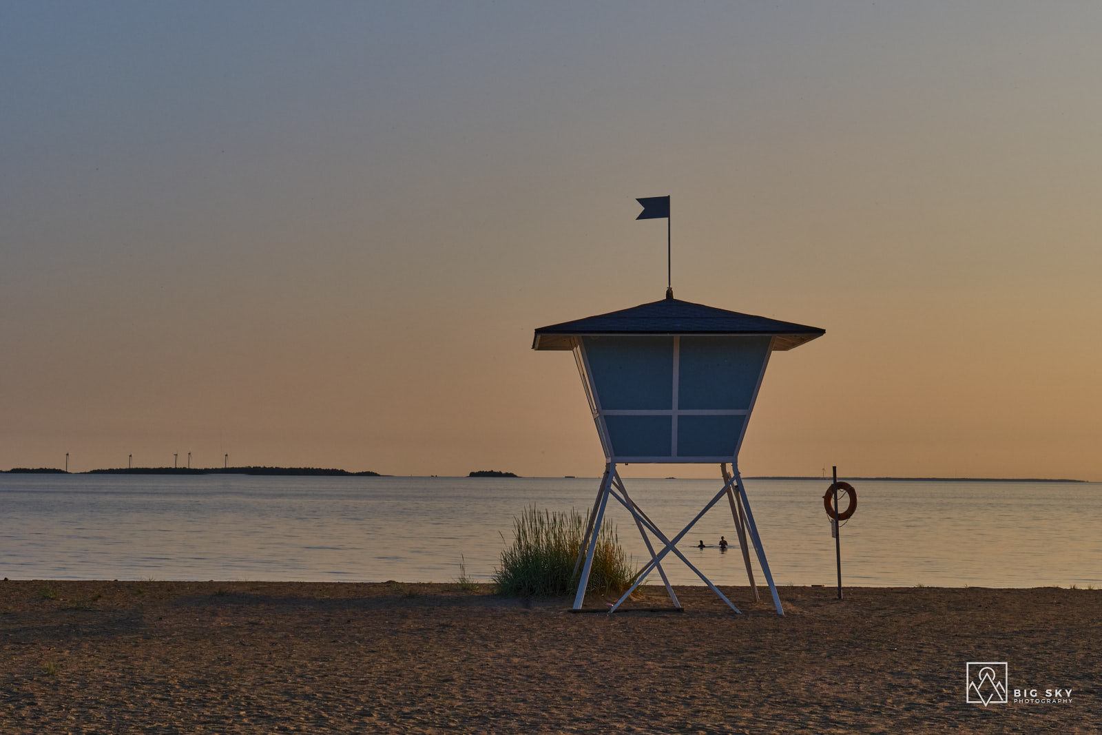 Baywatch-Turm am Strand in Oulu im Abendlicht