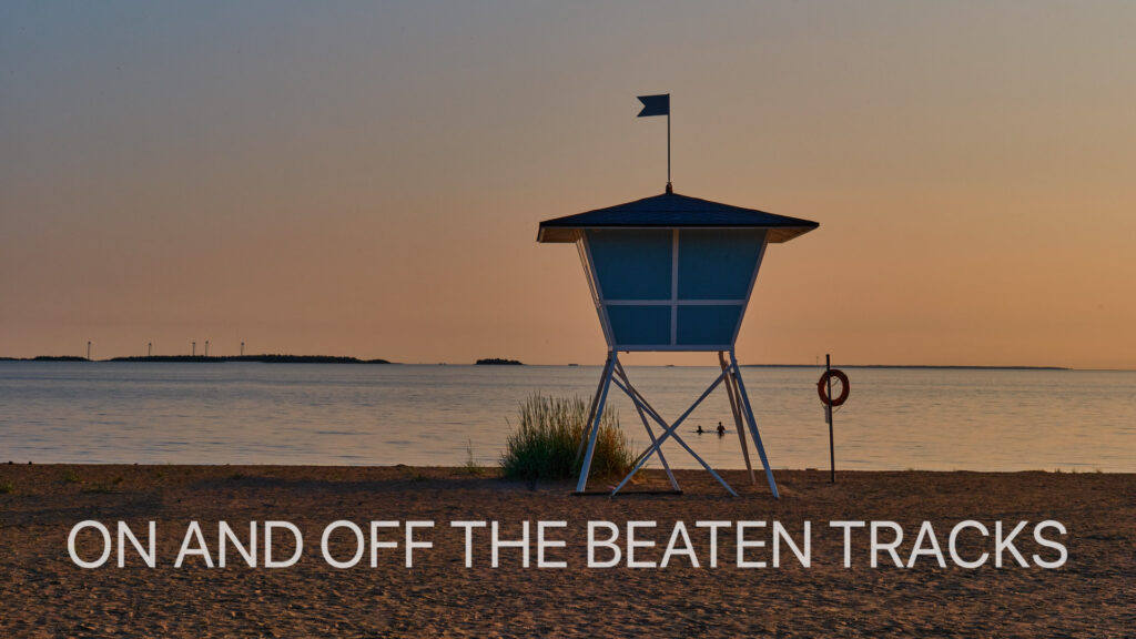 Baywatch-Station am Strand in Oulu im Abendlicht
