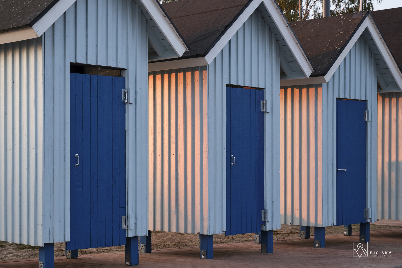 Umkleidekabinen im Abendlicht am Strand von Oulu in Finnland