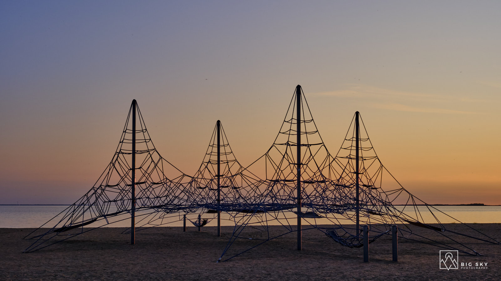Seilklettergerüst im späten Abendlicht am Strand von Oulu in Finnland