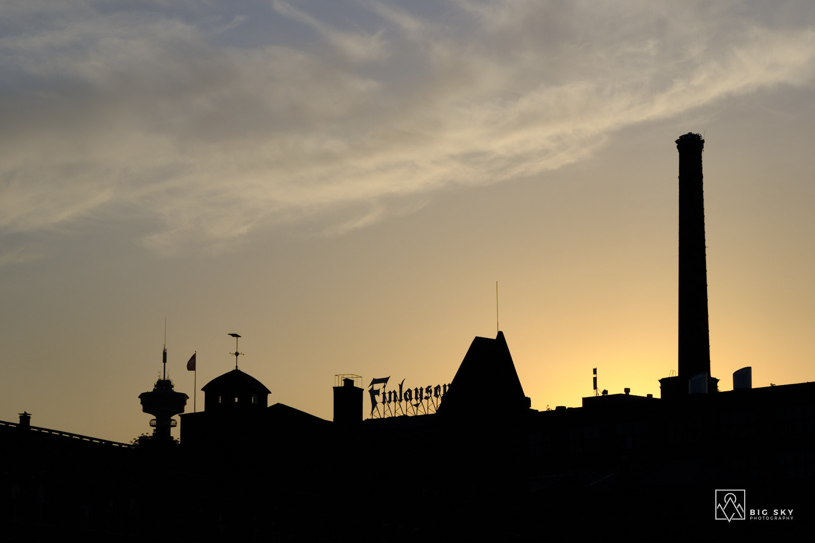 Silhouette der Brauerei Finlaysen in Tempere, die sich in den historischen Gebäuden einer ehemaligen Baumwollspinnerei befindet
