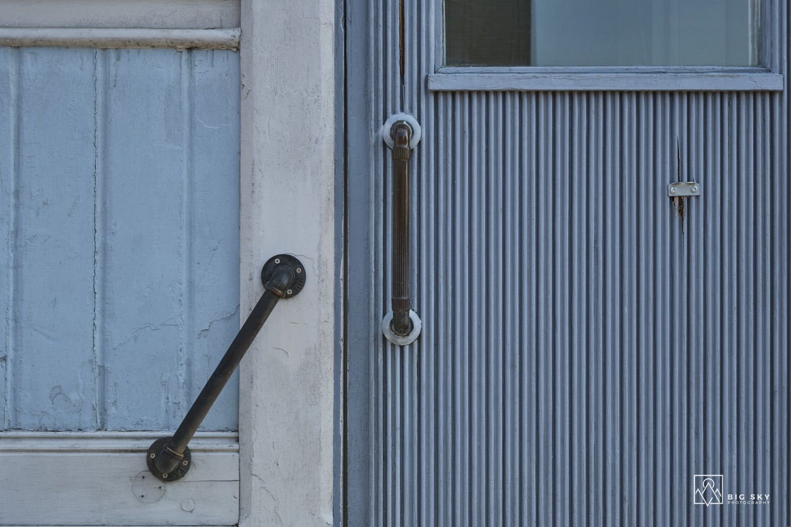 Blaue Tür im Städtchen Rauma mit seinen vielen Holzhäusern