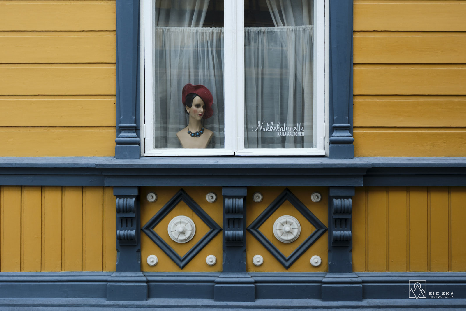 Hübsch dekoriertes Fenster in der Altstadt von Rauma