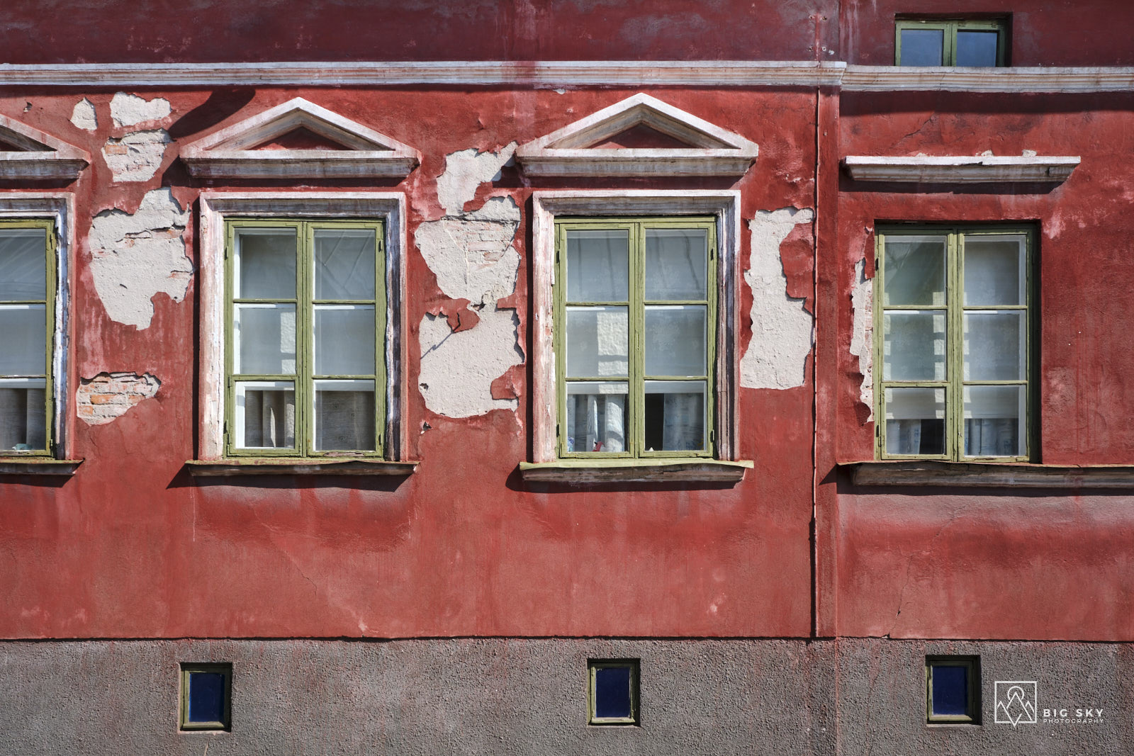 Der Zahn der Zeit nagt an einer roten Hausfassade in der Altstadt von Rauma