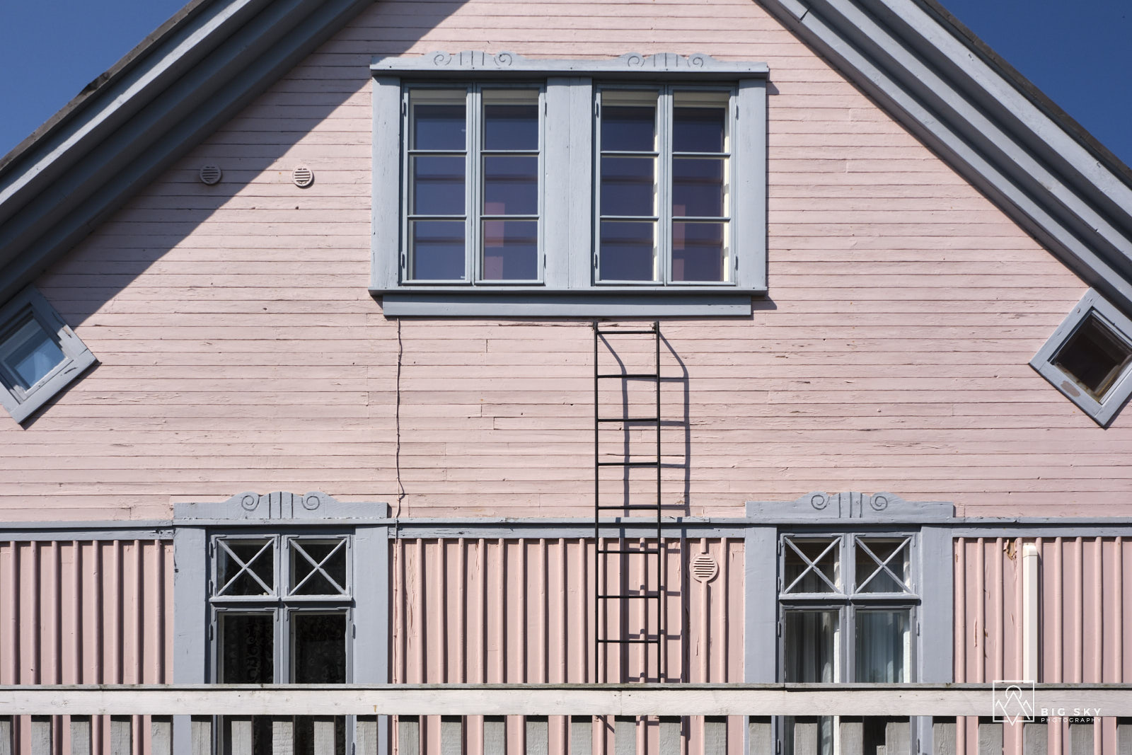 Pastellfarbener Hausgiebel eines Holzhauses in Rauma