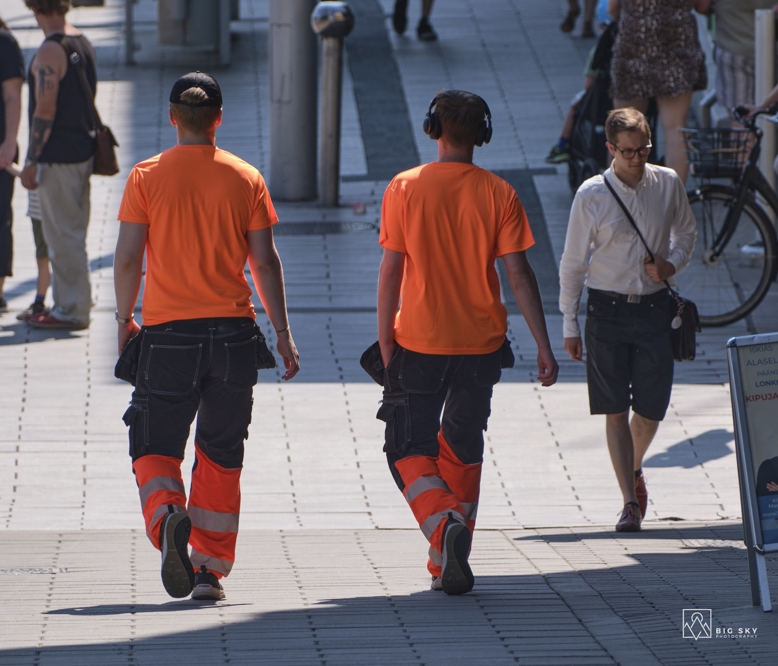 Im Gleichschritt - zwei Straßenarbeiter unterwegs im Stadtzentrum von Turku